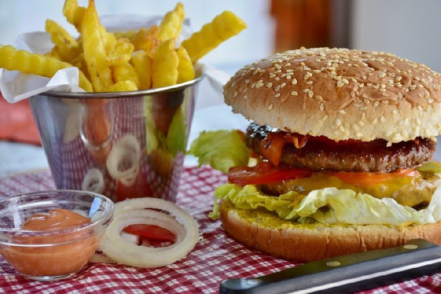 Leckere Hamburger mit Pommes auf dem Tisch angerichtet, ähnlich wie beim Restaurant Bar Atlas mit leckeren amerikanischen sowie deutschen und internationalen Essen wie Schnitzel und Burger. Der Imbiss mit Lieferservice in Landshut.